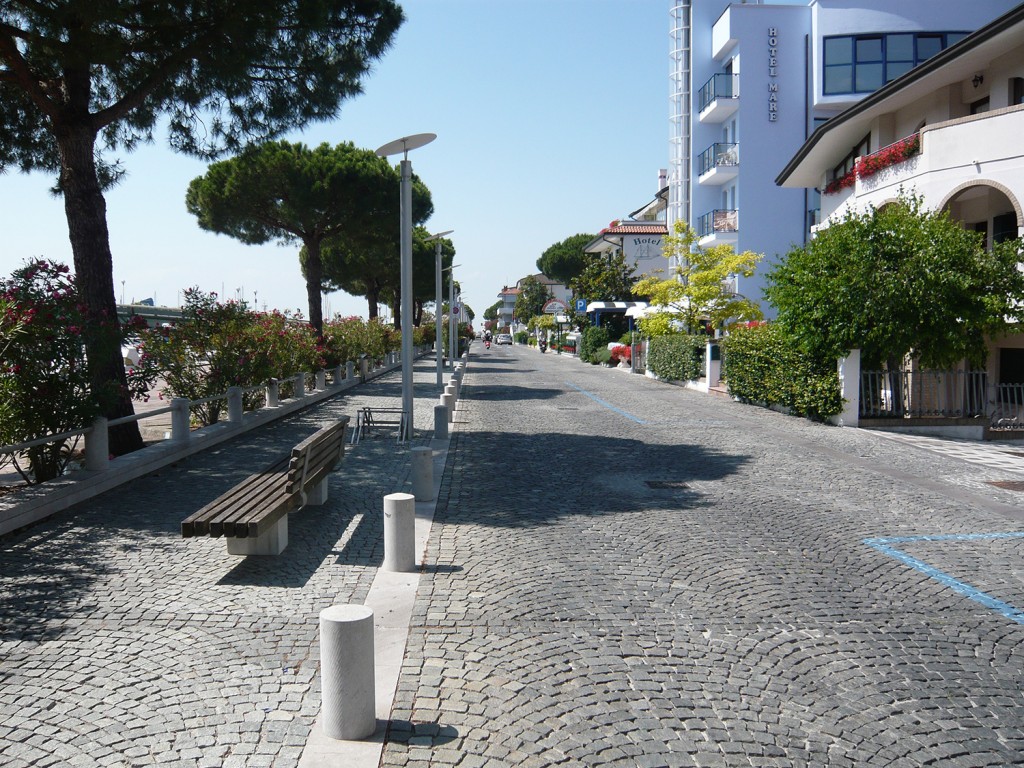 REALIZZAZIONE IMPIANTO DI SMALTIMENTO ACQUE METEORICHE ED ARREDO URBANO SU VIALE ITALIA NEL COMUNE DI LIGNANO SABBIADORO