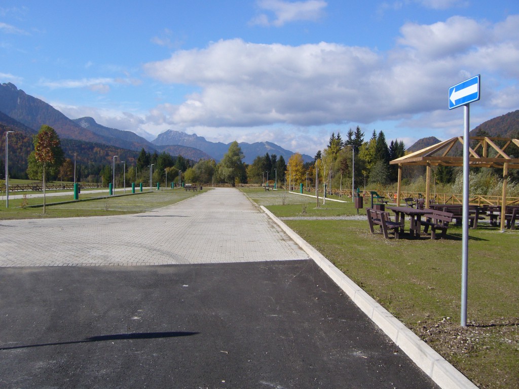 RIQUALIFICAZIONE E RIUSO FUNZIONALE DI UN’AREA DESTINATA A PARCHEGGIO A FUSINE LAGHI  E INTERVENTI DI MIGLIORAMENTO AMBIENTALE PER LA MESSA IN SICUREZZA DELLA PISTA CICLABILE TARVISIO – CONFINE CON SLOVENIA